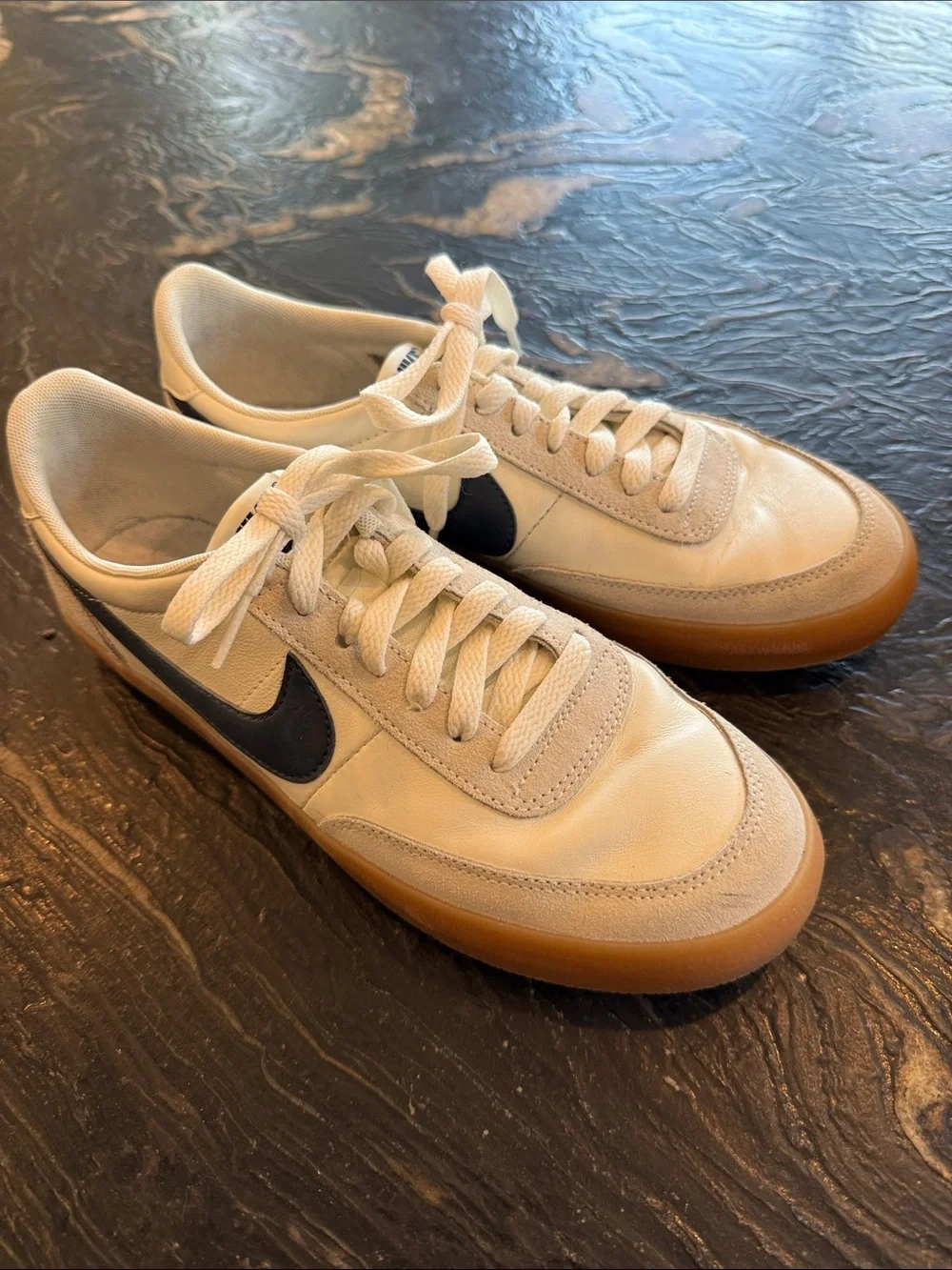 Nike Men’s Cream and Black Low-Top Sneakers with Gum Sole